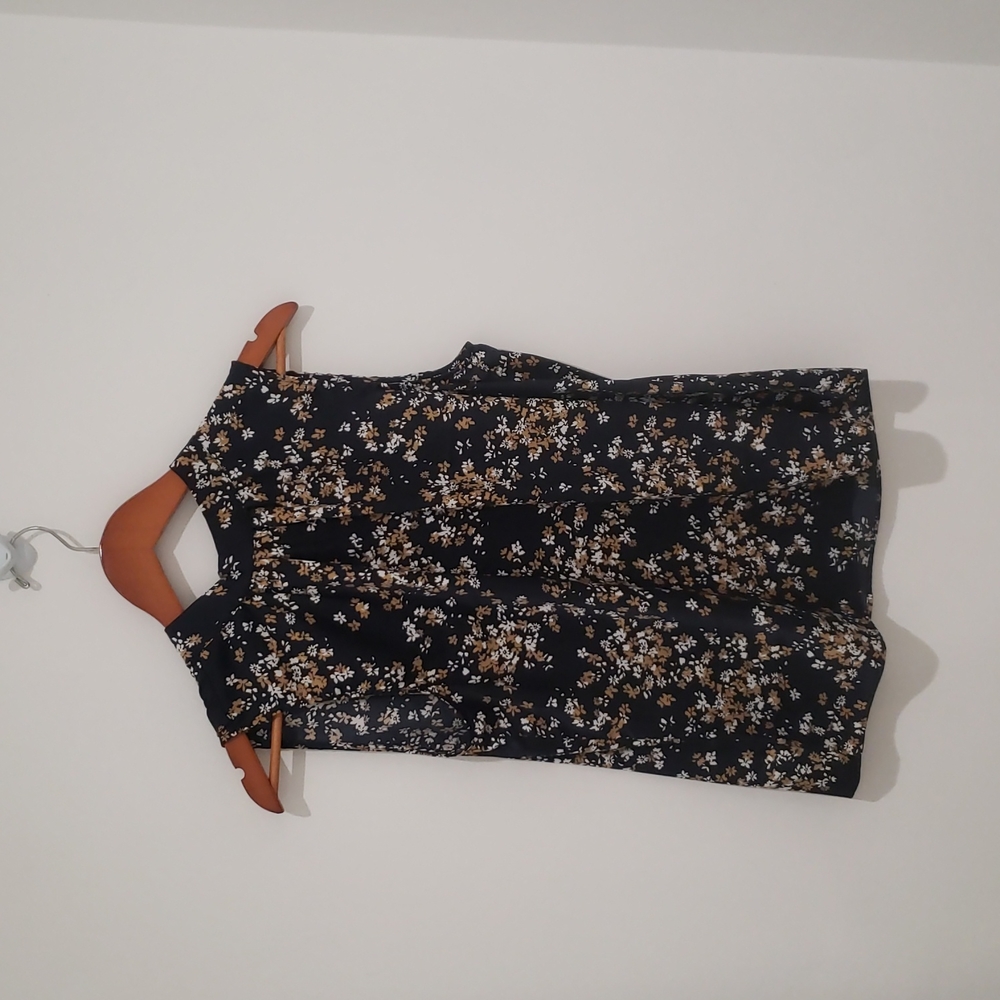 H&M Floral patterned sleeveless blouse with tie back details. Size 8